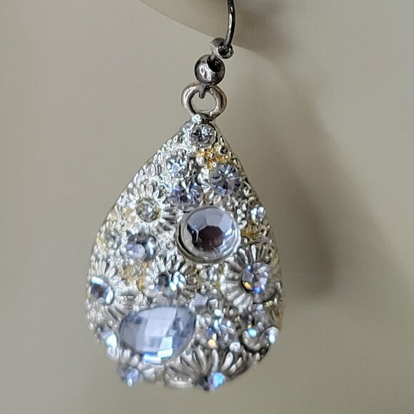 Silver Tone Oval Earrings with embedded Glittering Clear Fashion Crystal Stones - Picture 3 of 10